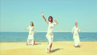 على وهشام    بيمشي تاتا تاتا                                    دندنها