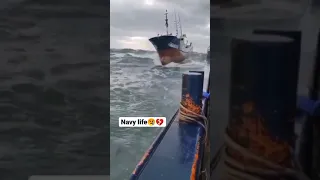 شاهد غرق سفينة في البحر دندنها