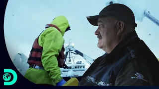 Onda Surpreende Tripulante Durante o Trabalho | Pesca Mortal | Discovery Brasil