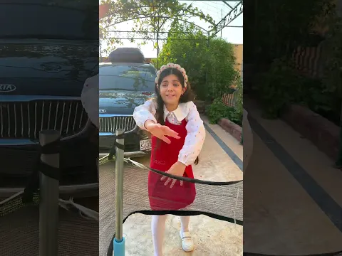 ضحكنا على ماشا وسحبنا ترامبولين من تحتها 😱😂