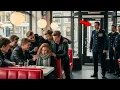 Download Lagu 5 Pestkoppen Vallen Een Gehandicapt Meisje Aan in de Cafetaria — Tot Haar Vader Binnenkomt…