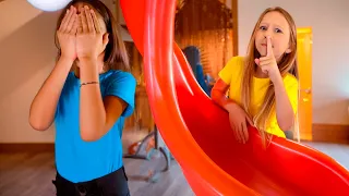 ناستيا وإيفلين يلعبان لعبة الغميضة 