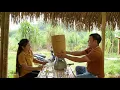 Download Lagu The joy of single mother Tu Yen when receiving this meaningful gift from doctor Long. Lý Tử Yến