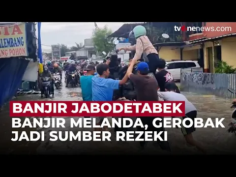Banjir Lumpuhkan Pondok Aren! Dimanfaatkan Warga Buka Jasa Angkut Motor
