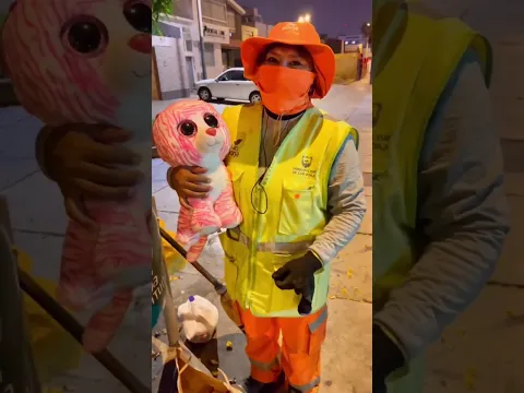 Noche de Navidad y mamita limpiando las calles solita… 💔