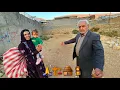 Download Lagu Dakloos gezin dolblij na aankoop van land om huis te bouwen