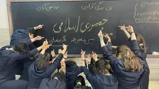 تهدید کردن دختران دبیرستانی به خاطر حجاب اجباری در مدرسه 