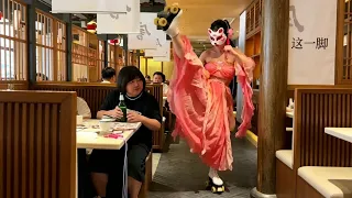 汉服少女深藏不露，新技能开🍻瓶盖，这一脚也太帅了😢😂#全网最帅开瓶猫 #二次元 #funny #汉服hanfu