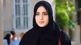 بنت فقيره بتشتغل خدامه عند شاب غني وبيطلب تقلع الحجاب ف بيقع في حبها واختها الغنيه بتحاول تاخده منها 