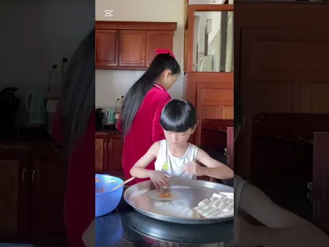 Tin cuốn chả giò cùng Mẹ🥰Tin vào bếp cùng mẹ 😍