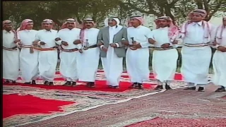 خالد الفيصل يلعب الخطوة وبجانبه الاعلامي محمد ربيعان دندنها