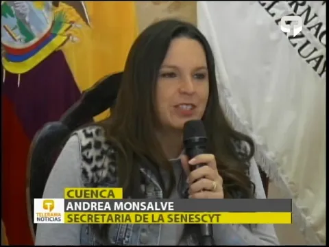 Senescyt firma convenio para otorgar becas