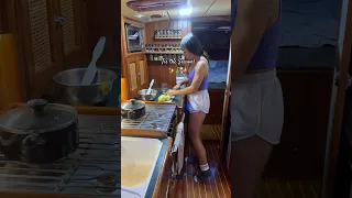 The smaller the space, the bigger the festive spirit 🎄🍗✨  #christmasvibes #tinyliving #sailboat