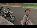 Download Lagu Nyore sambil latihan whillie bersama anak anak supermoto || hallodem #dtracker150  #supermoto