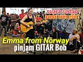Download Lagu Wow! Tourist CANTIK dari Norway request pinjam gitar Bob, nak menyanyi sambil main gitar.