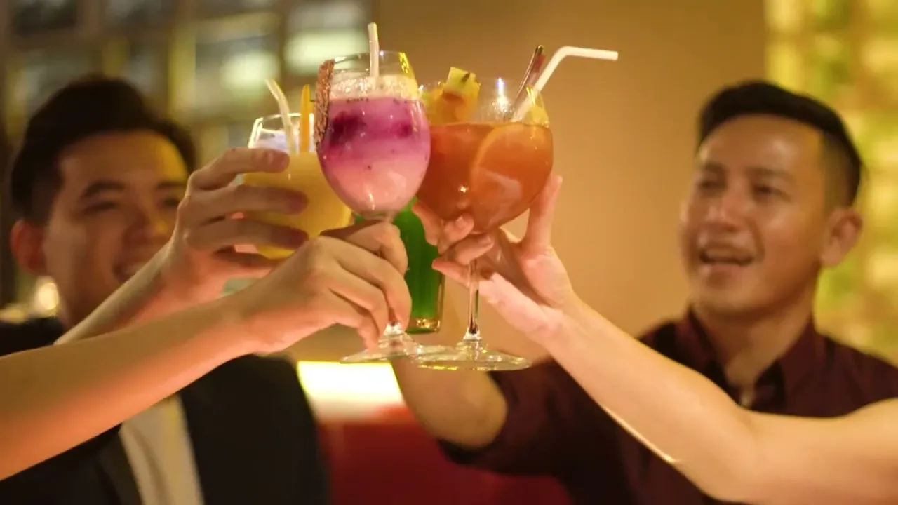 Желіде көру үшін бір қорап порно видео ұстадым. Жүктілік кезінде презервативті немесе презервативсіз жыныстық қатынас