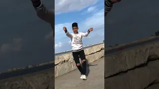 البت لبسه البنطلون سوتها باينه حاله واتس زهر الرمل 