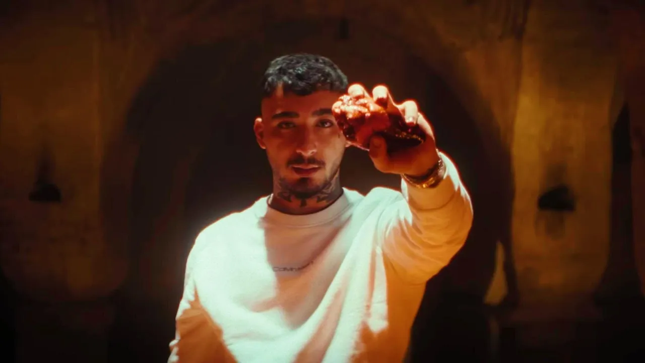 Uzi X Ebru Gündeş - Bir Çift Göz Uzi X Ebru Gündeş - Bir Çift Göz