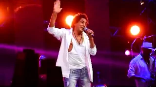 محمد منير لمعجبه انتي بتتصوري بالشورت    ويشعل الحفل باغنية يا رمان دندنها