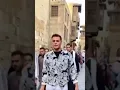 Download Lagu Seorang pemuda berjalan melalui Mesir, membaca Al-Qur'an, membersihkan karat dari telinga dan memenangkan hati