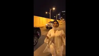 مذيعة سعودية بملابس ضيقة تكشف جسدها 