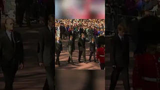 لماذا لم يبكي الأمير ويليام والأمير هاري في جنازة الأميرة ديانا Shorts 