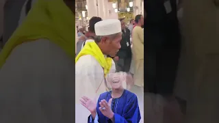 عند باب السلام وانا داخل على المقام    دندنها