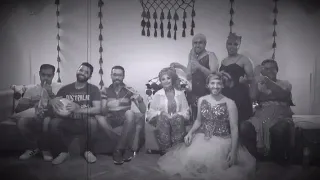 وانا عاملة نفسى نايمة دندنها