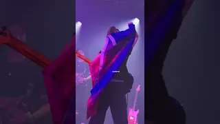 هانا أخت تشان من ستراي كيدز رفعت علم ألالوان 