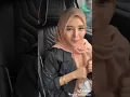 cewek cantik hijab main tiktok di mobil
