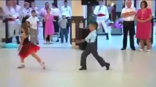اجمل رقص لبنت وولد صغيرين علي اغنيه لخبطلي حالي دندنها