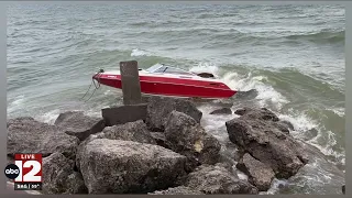 Authorities rescue Otisville couple from boat on Caseville breakwall