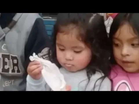 Dievčatko očarí dav kúzelníckym trikom