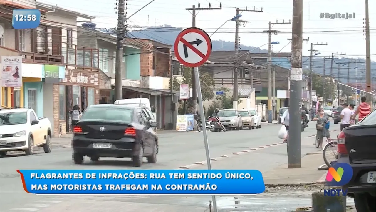Motoristas trafegam na contramão em rua de Itajaí