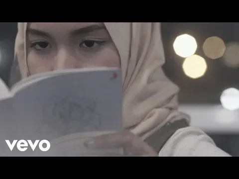 Download MP3 Fatin - Salahkah Aku Terlalu Mencintaimu (Official Lyric Video) (Video Lyric)