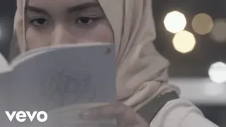 fatin salahkah aku terlalu mencintaimu official lyric video 
