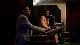 har kisiko nahin milta live cover played by irshad saxophonist and dipak hand sonic