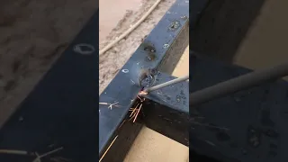 تلحيم تيوب الحديد ظبط الحديد ع المكان المحدد تلحيمه  ظبط ووزن امبير اللحام   والتلحيم  بتركيز دندنها