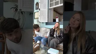 Joãozinho Oliveira e Bela Fernandes mostrando onde vão se casar