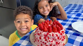 Débora e Samuel fez bolo de morango 🍓 cravejado 🩷🥰