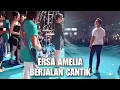 Lagu gerry mahesa menunggu ersa amelia di atas panggung sambil menoleh dan memandang 