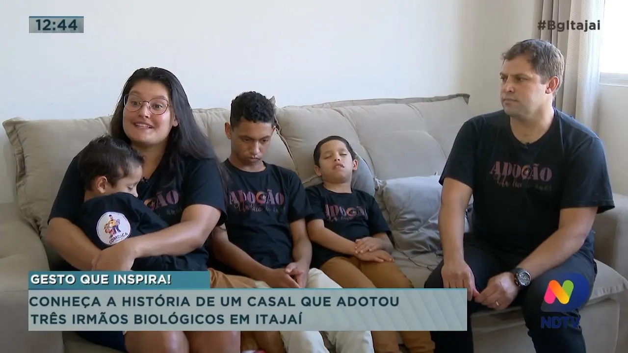 Conheça a história de um casal que adotou três irmão biológicos em Itajaí