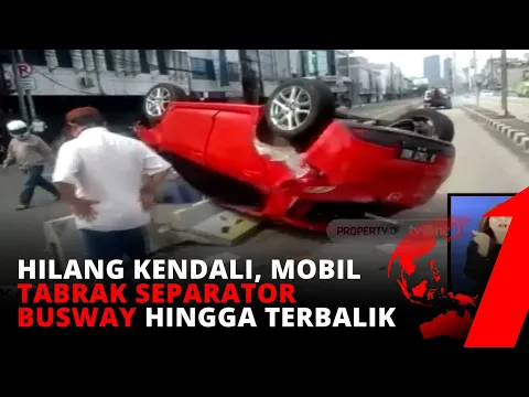 Diduga Hilang Kendali, Mobil Tabrak Separator Busway Hingga Terbalik | tvOne