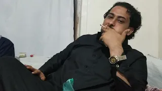 جالسه وسط صنعا في بيت الفنان علي المهتدي 