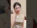 가족이 양녀만 편들어, 양녀가 "네가 싫어"라고 하자 친생딸을 때려 죽였다. 눈을 뜨고 환생한 그녀는 천억 재산을 차지하고, 가족들은 무릎 꿇고 용서를 빈다.