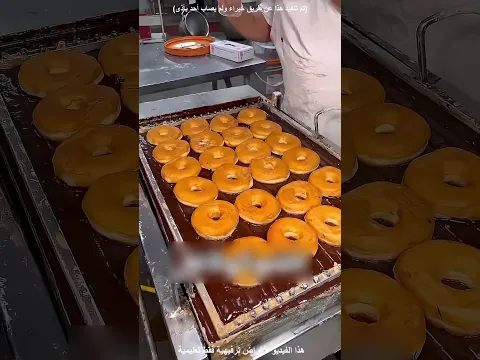 يشتري دونات بالشوكلاتة بطريقة مميزة