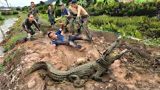 Brave Hunter Catches Ferocious Giant Crocodile With Bare Hands