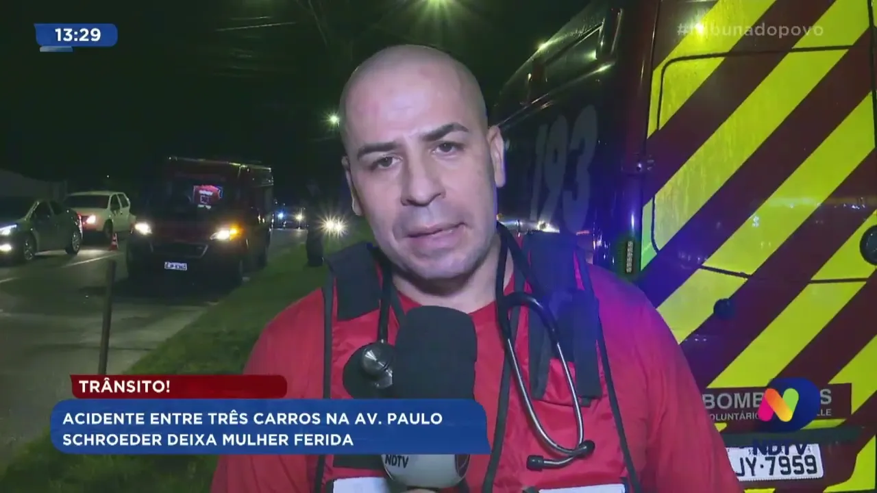 Trânsito! Acidente entre três carros na Av. Paulo Schroeder deixa mulher ferida