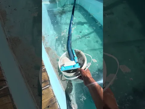Como tirar sujeira de cima da piscina #piscinas #viral #limpeza #pool #satisfying #dicas #foryou