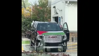 الممثل العالمي جيسون ستاثام يتحدى شرطة أمريكا ويضع علم فلسطين على سيارته 